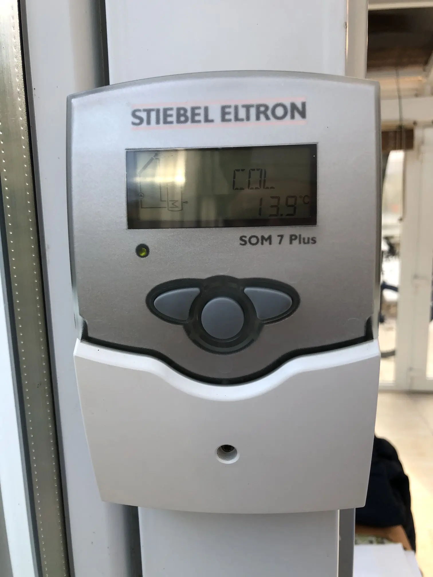 Stiebel Eltron SOM 7 Plus szolár szabályozó kijelzője a kollektor hőmérsékletével